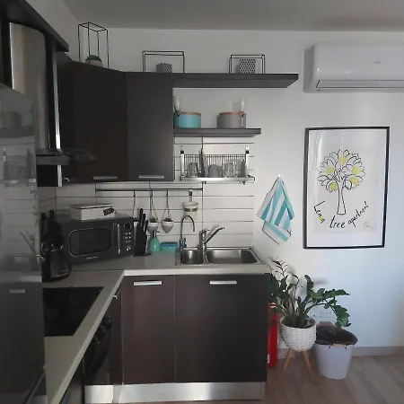 Horizon Hidden Gem 2 Bedroom Apt - Walk To The Beach شقة