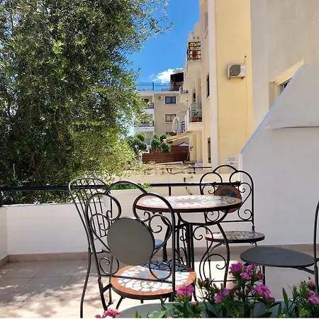 Horizon Hidden Gem 2 Bedroom Apt - Walk To The Beach דירה לרנקה