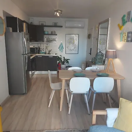 Horizon Hidden Gem 2 Bedroom Apt - Walk To The Beach דירה לרנקה